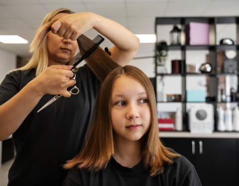 cortando-el-cabello-de-una niña