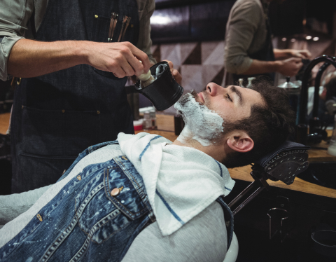 espuma-blanca-barba-de-hombre