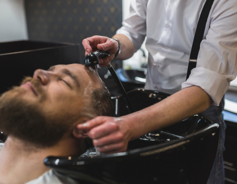 estilista-lavando-el-cabello-de-un-hombre
