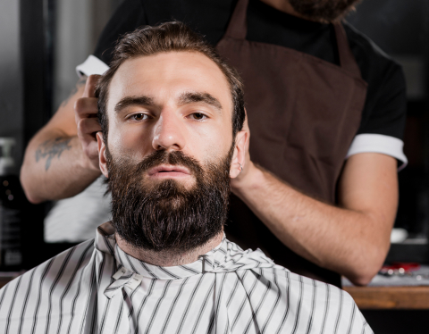 hombre-mirando-su-corte-de-cabello