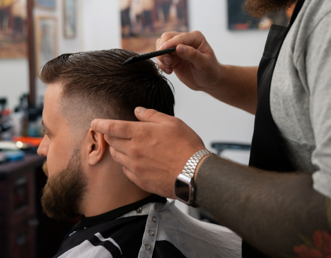 peinando-el-cabello-de-un-hombre